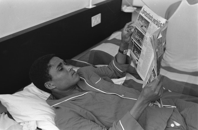 Eusebio op hotelkamer in Rijn Hotel Rotterdam 1963