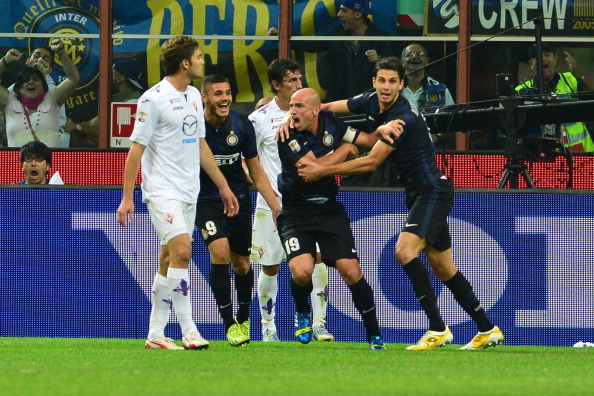 Ranocchia e un giovane che passava di là per caso festeggiano il gol del 2-1 di Jonathan