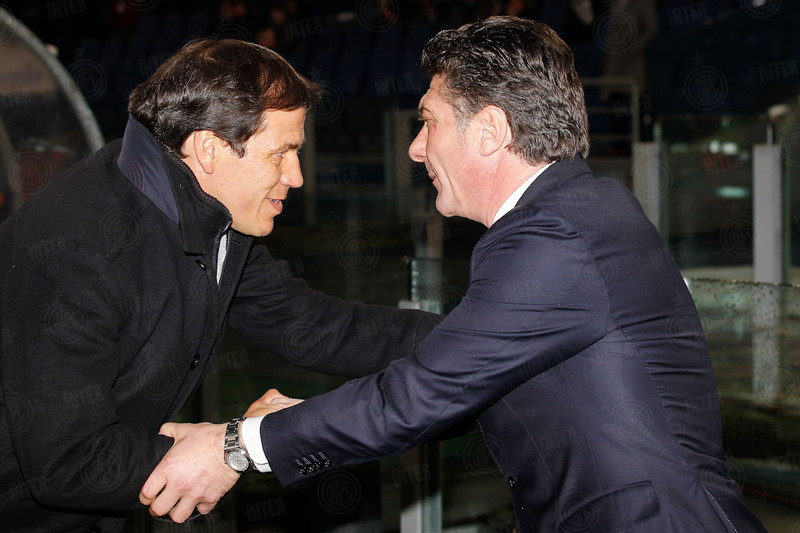 Mazzarri emula Lino Banfi in "Scuola di Ladri" e scippa il Rolex a Garcia.