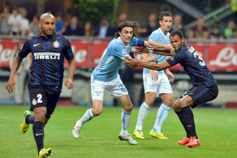 Rolando e Biava giocano a rubabandiera. Klose è ancora terrorizzato dalla Samuelata. Jonathan in 16:9.