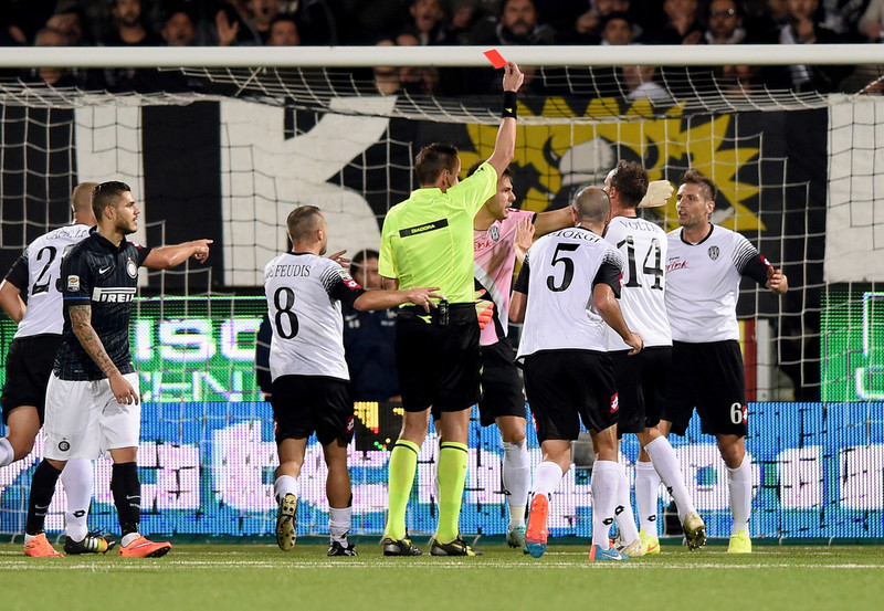 Bianconeri che protestano in massa. Dove l'ho già vista?
