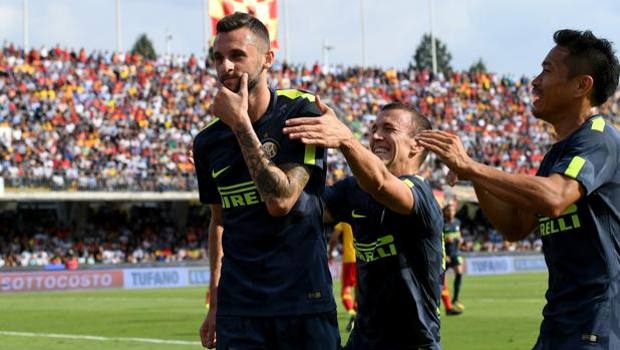 Brozovic festeggiato da un nano e, sulla destra, un passante.