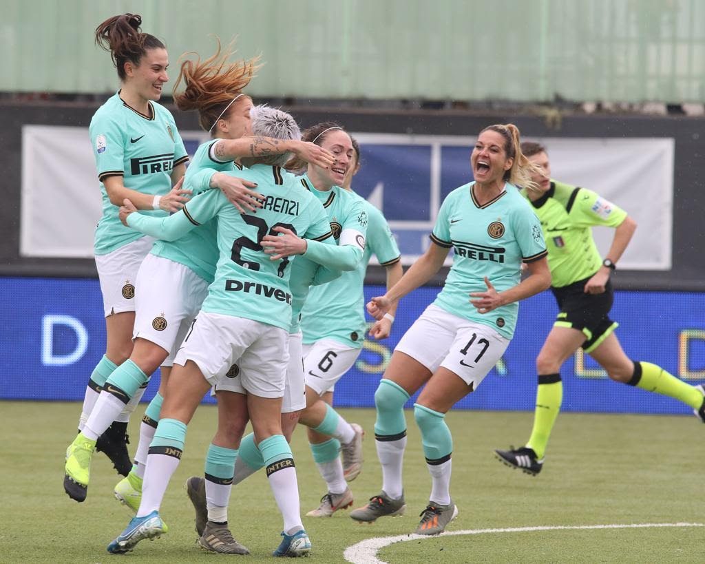 Le ragazze di Inter Women festeggiano il gol di Stefania Tarenzi per l'1-0 contro l'Hellas Verona