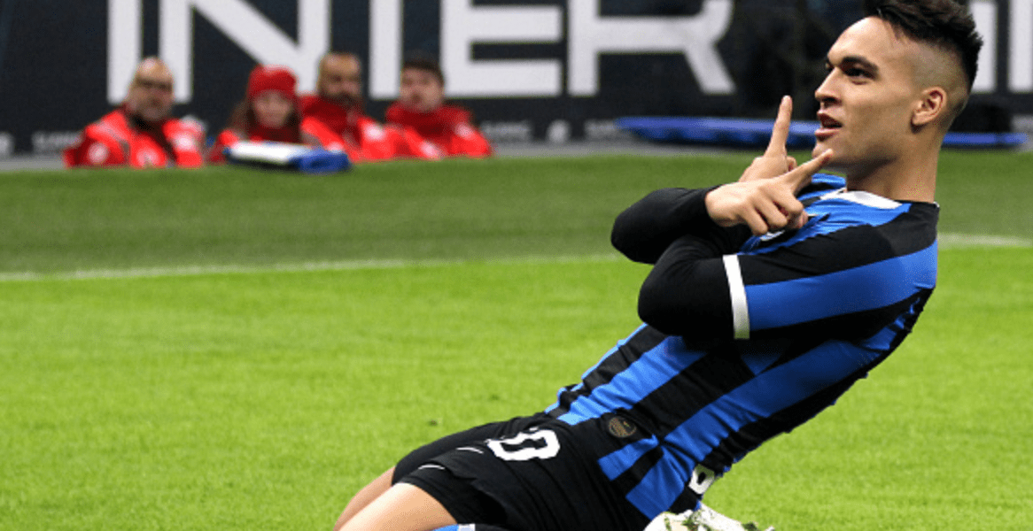 Lautaro Martinez festeggia il gol dell'1-0 contro l'Atalanta