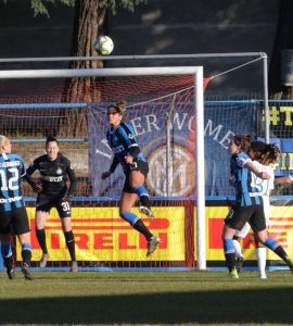 Julie Debever svetta di testa durante Inter Florentia San Gimignano di Serie A femminile
