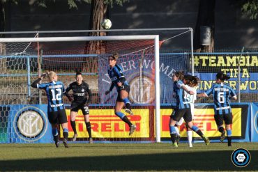 Julie Debever svetta di testa durante Inter Florentia San Gimignano di Serie A femminile