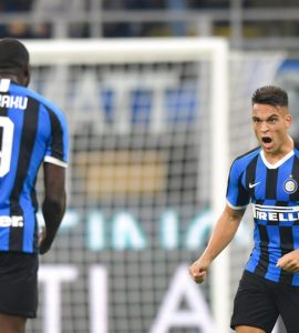Romelu Lukaku e Lautaro Martinez esultano dopo un gol
