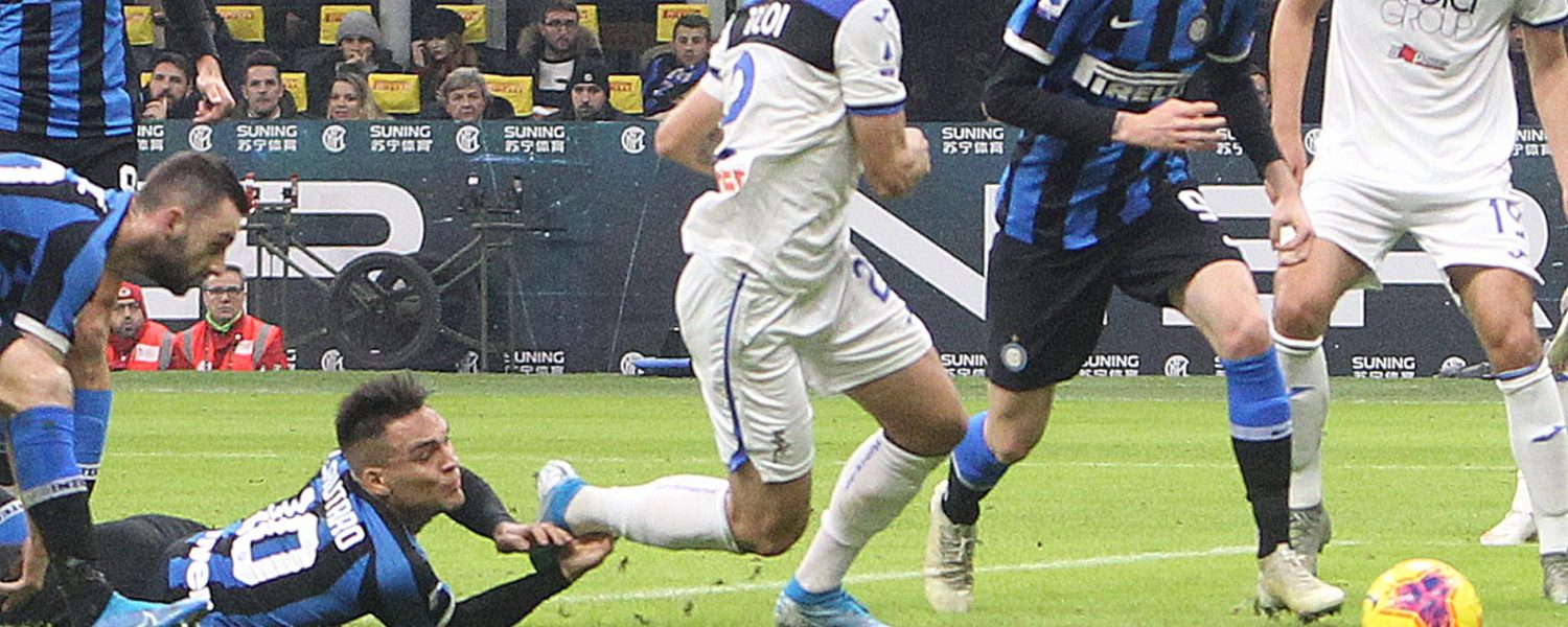 Fallo di Lautaro Martinez su Rafael Toloi in Inter-Atalanta