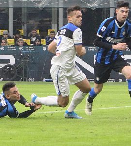Fallo di Lautaro Martinez su Rafael Toloi in Inter-Atalanta