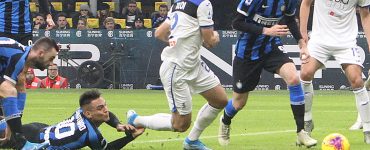 Fallo di Lautaro Martinez su Rafael Toloi in Inter-Atalanta