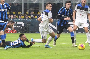 Fallo di Lautaro Martinez su Rafael Toloi in Inter-Atalanta