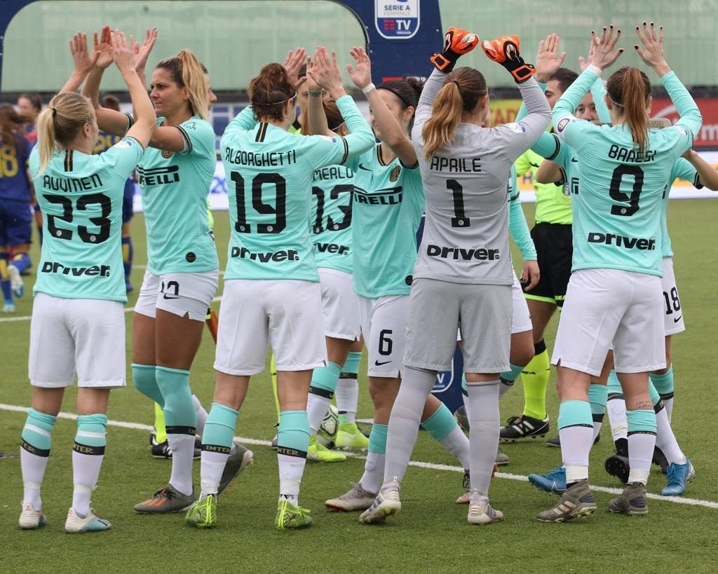 Le ragazze di Inter Women si preparano prima della partita contro l'Hellas Verona