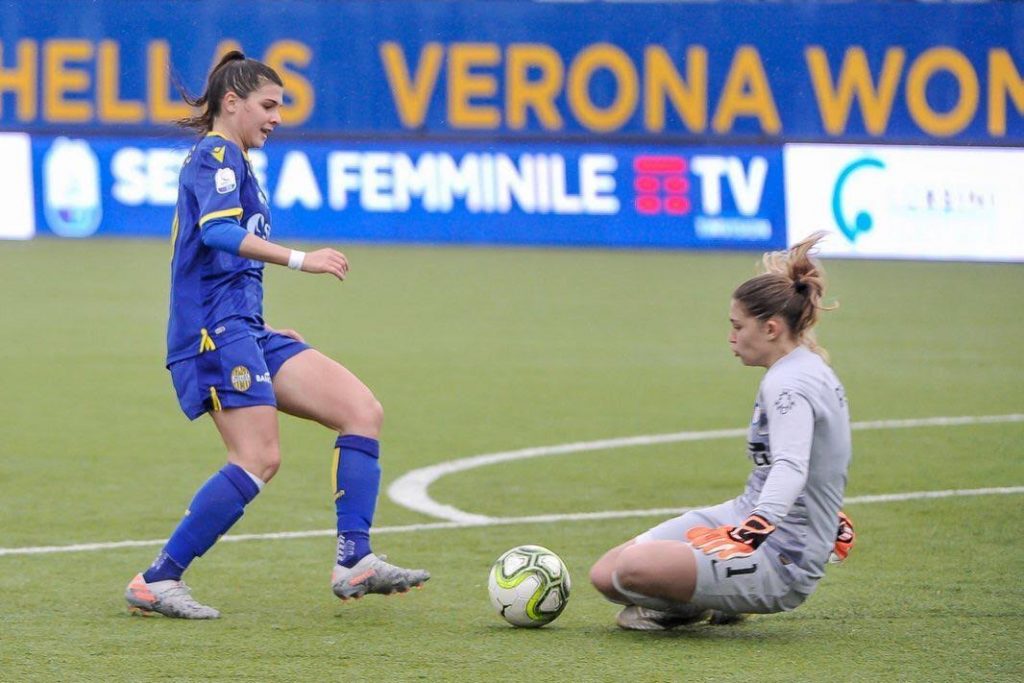 Roberta Aprile di Inter Women in uscita bassa contro l'Hellas Verona
