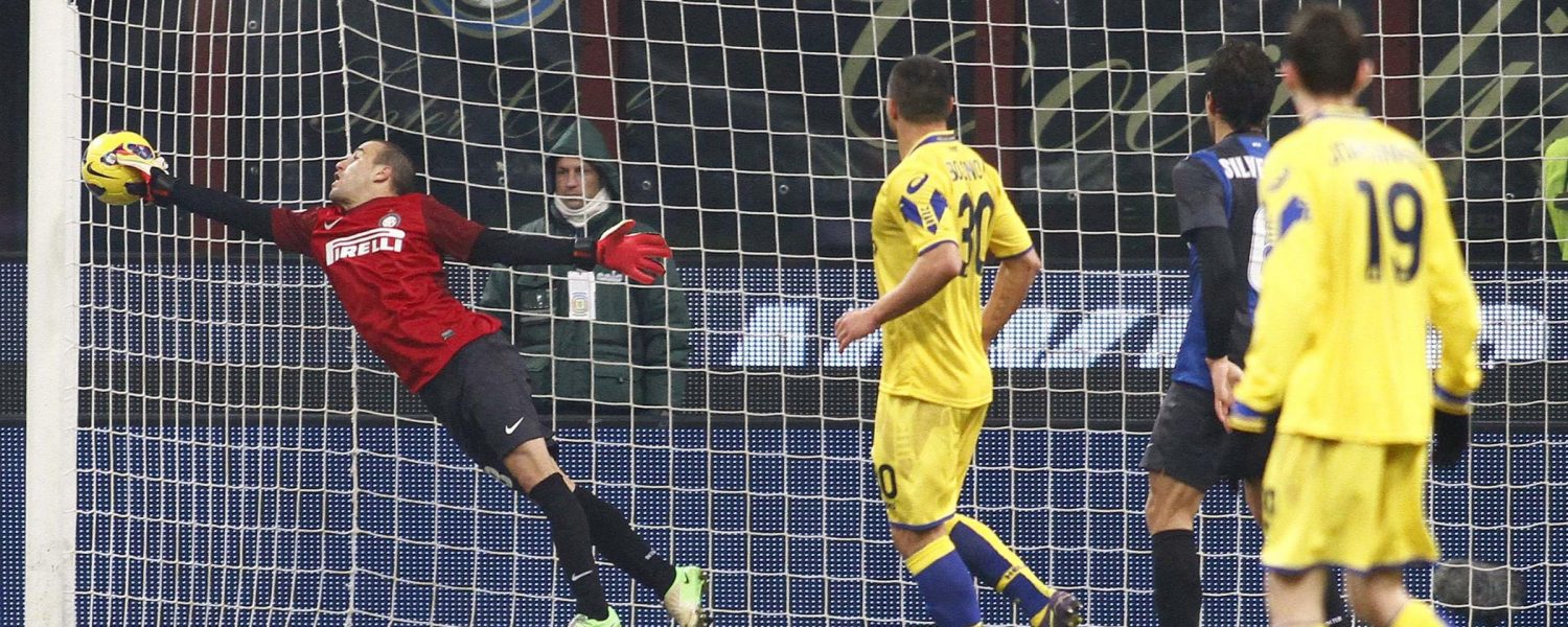 Rodrigo Palacio portiere contro il Verona in Coppa Italia