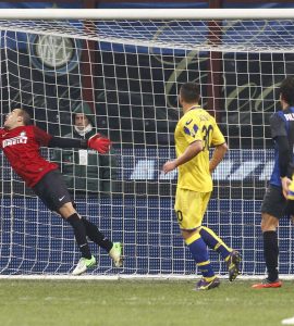 Rodrigo Palacio portiere contro il Verona in Coppa Italia