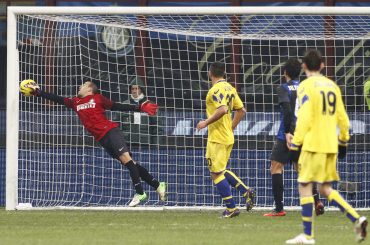 Rodrigo Palacio portiere contro il Verona in Coppa Italia