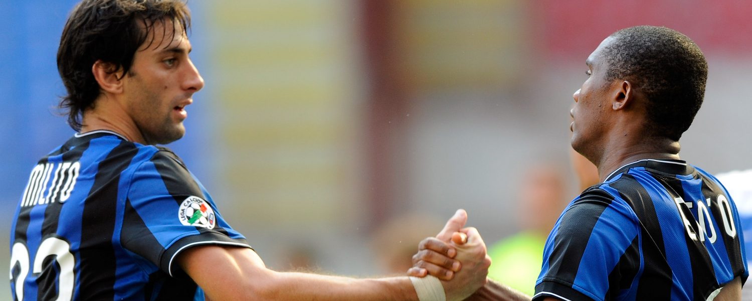 Diego Alberto Milito e Samuel Eto'o festeggiano dopo il secondo gol in Inter-Parma a San Siro
