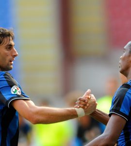 Diego Alberto Milito e Samuel Eto'o festeggiano dopo il secondo gol in Inter-Parma a San Siro