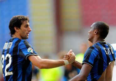 Diego Alberto Milito e Samuel Eto'o festeggiano dopo il secondo gol in Inter-Parma a San Siro