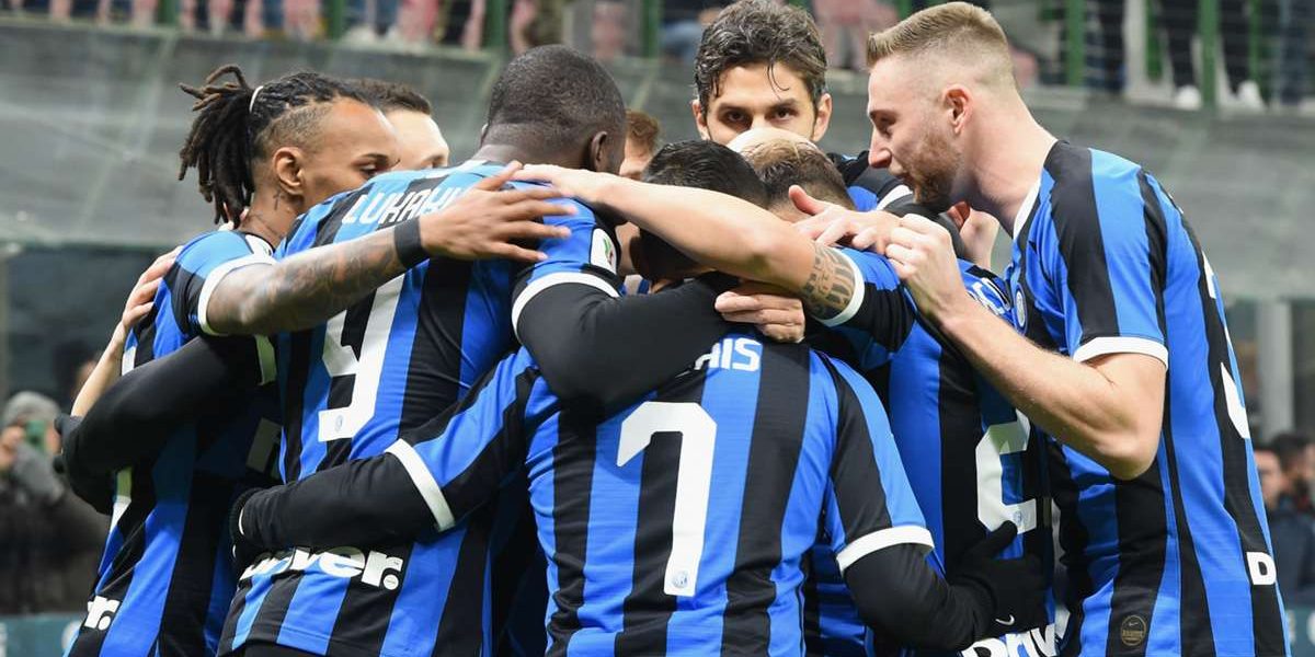 I giocatori dell'Inter esultano dopo il gol al Cagliari negli ottavi di finale di Coppa Italia