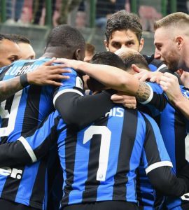 I giocatori dell'Inter esultano dopo il gol al Cagliari negli ottavi di finale di Coppa Italia