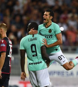 Romelu Lukaku e Antonio Candreva esultano dopo il gol al Cagliari