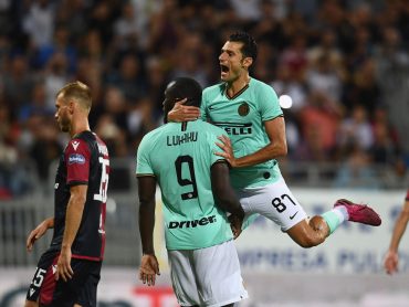 Romelu Lukaku e Antonio Candreva esultano dopo il gol al Cagliari