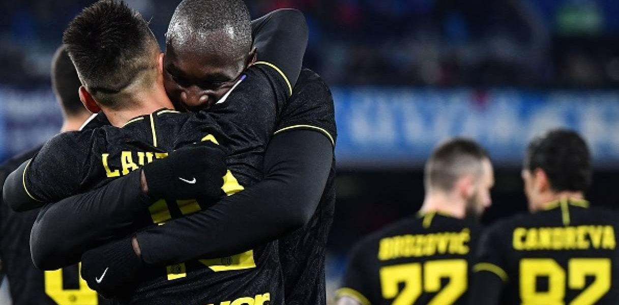 Romelu Lukaku e Lautaro Martinez esultano dopo un gol al Napoli