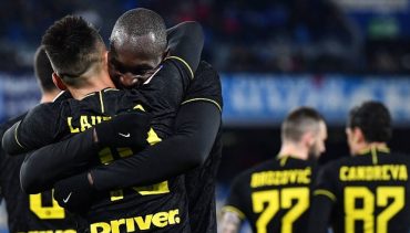 Romelu Lukaku e Lautaro Martinez esultano dopo un gol al Napoli