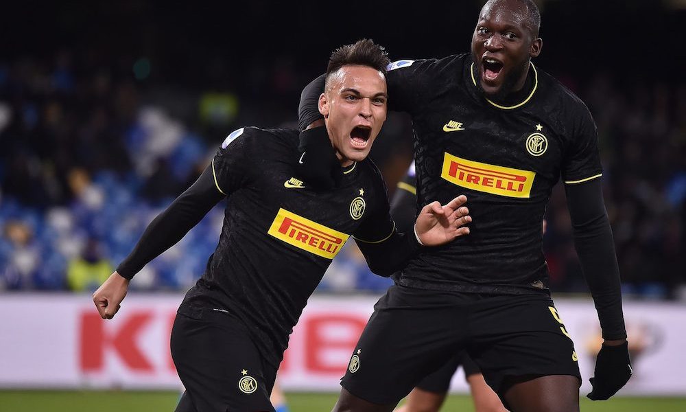 Romelu Lukaku e Lautaro Martinez esultano dopo un gol al Napoli