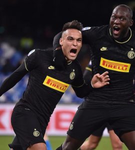 Romelu Lukaku e Lautaro Martinez esultano dopo un gol al Napoli