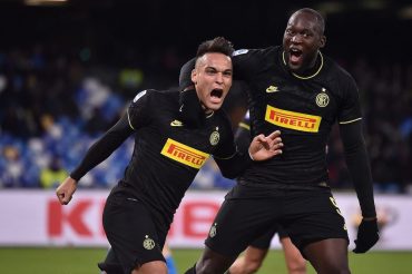 Romelu Lukaku e Lautaro Martinez esultano dopo un gol al Napoli