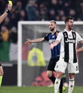 Miralem Pjanic ammonito da Massimiliano Irrati durante Inter-Juventus