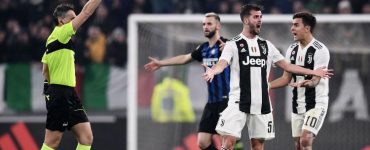 Miralem Pjanic ammonito da Massimiliano Irrati durante Inter-Juventus
