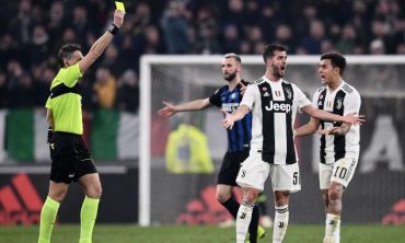 Miralem Pjanic ammonito da Massimiliano Irrati durante Inter-Juventus