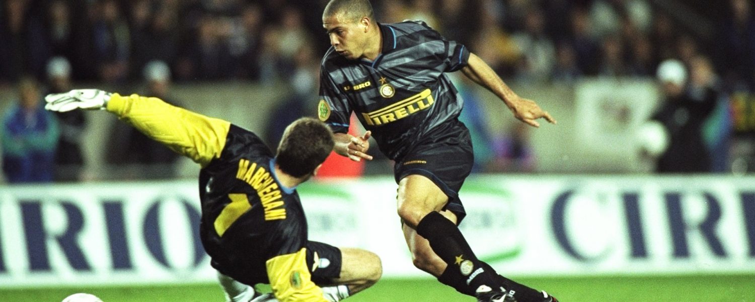 Ronaldo supera Marchegiani per il 3-0 nella finale di Coppa UEFA Lazio-Inter del 1998
