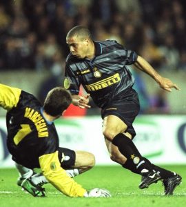 Ronaldo supera Marchegiani per il 3-0 nella finale di Coppa UEFA Lazio-Inter del 1998