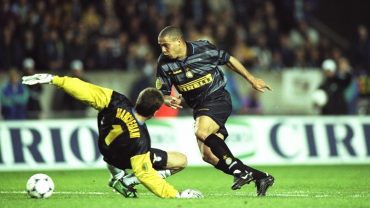 Ronaldo supera Marchegiani per il 3-0 nella finale di Coppa UEFA Lazio-Inter del 1998