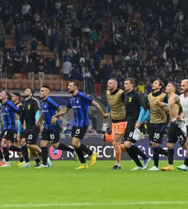 Esultanza dell'Inter sotto la curva