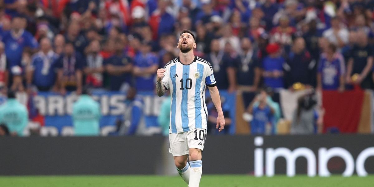 Messi guarda il cielo
