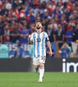 Messi guarda il cielo