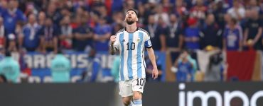 Messi guarda il cielo
