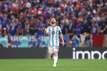 Messi guarda il cielo