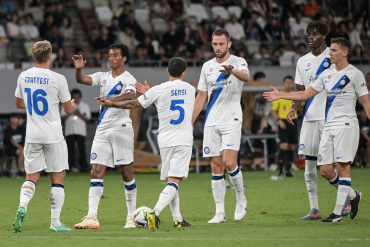 I giocatori dell'Inter esultano dopo il 2-1